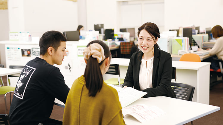 先生と相談する男子生徒と女子生徒