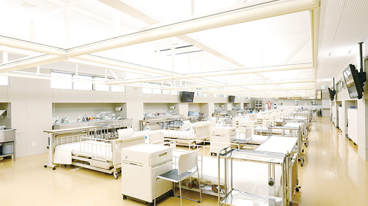 整然と並んだベッド