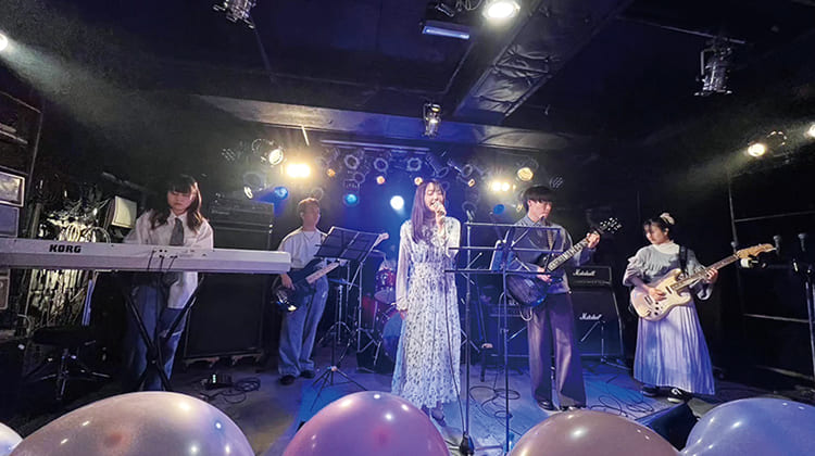 バンド演奏をする生徒たち