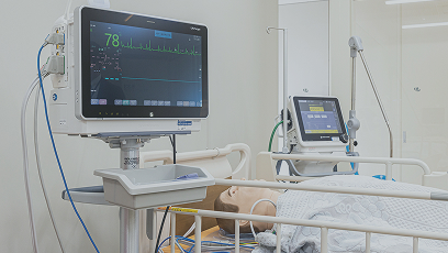 ベッドに横たわった人体模型と医療装置