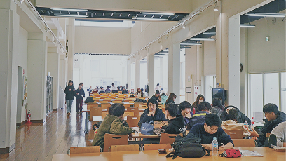 休憩室で話す生徒たち