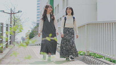 歩きながら笑顔で話す女子生徒2人