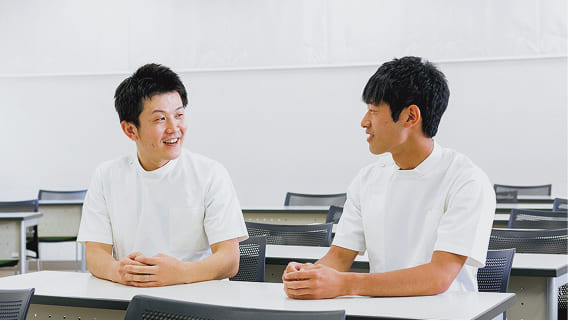 テーブルで話をする先生と生徒