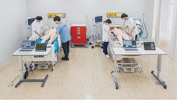 人体模型を使って実習を行う様子