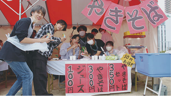 学園祭でやきそばを売る生徒たち