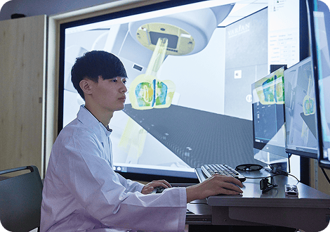 装置を用いて画像を操作する男子学生