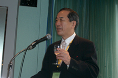 学会を終えて挨拶をする中田教授