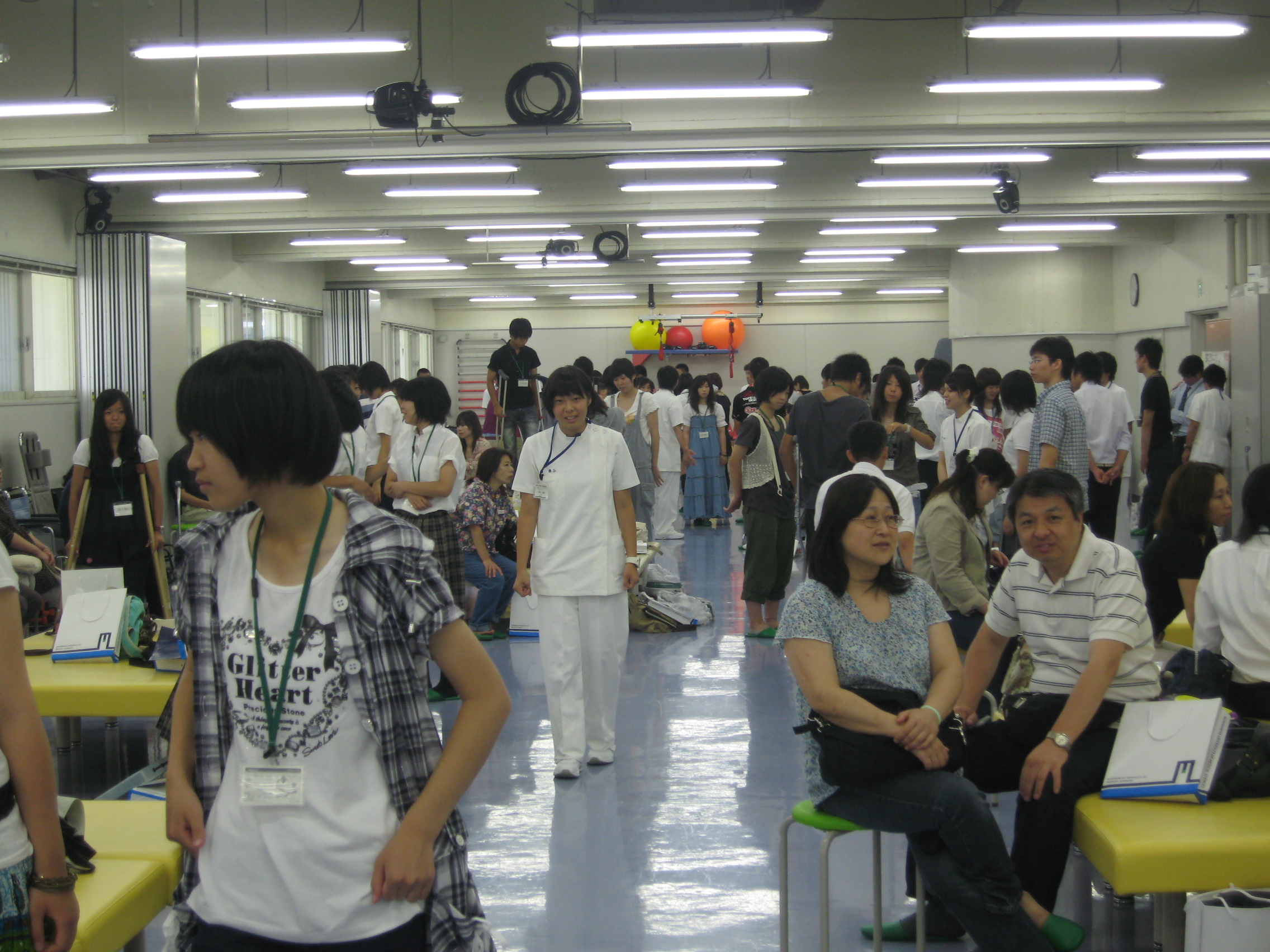 理学療法学科／体験実習 理学療法実習室にて 