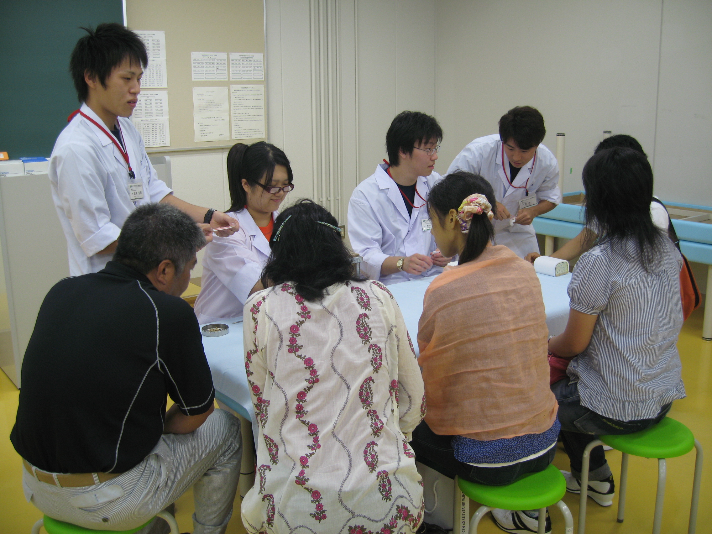 鍼灸学科　学生スタッフによる体験実習！ 先輩学生も１つ１つ丁寧に！  