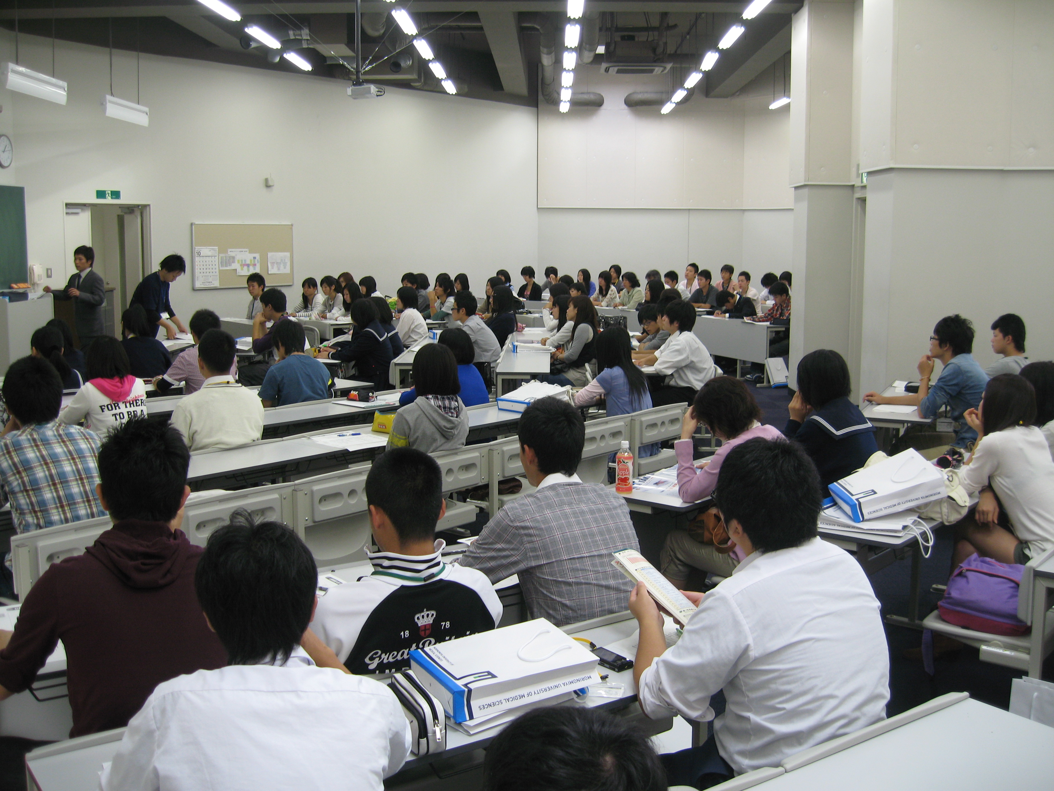 盛況企画　入試対策勉強会 森ノ宮医療大学を目指す学生達の 交流スペースにもなっています 