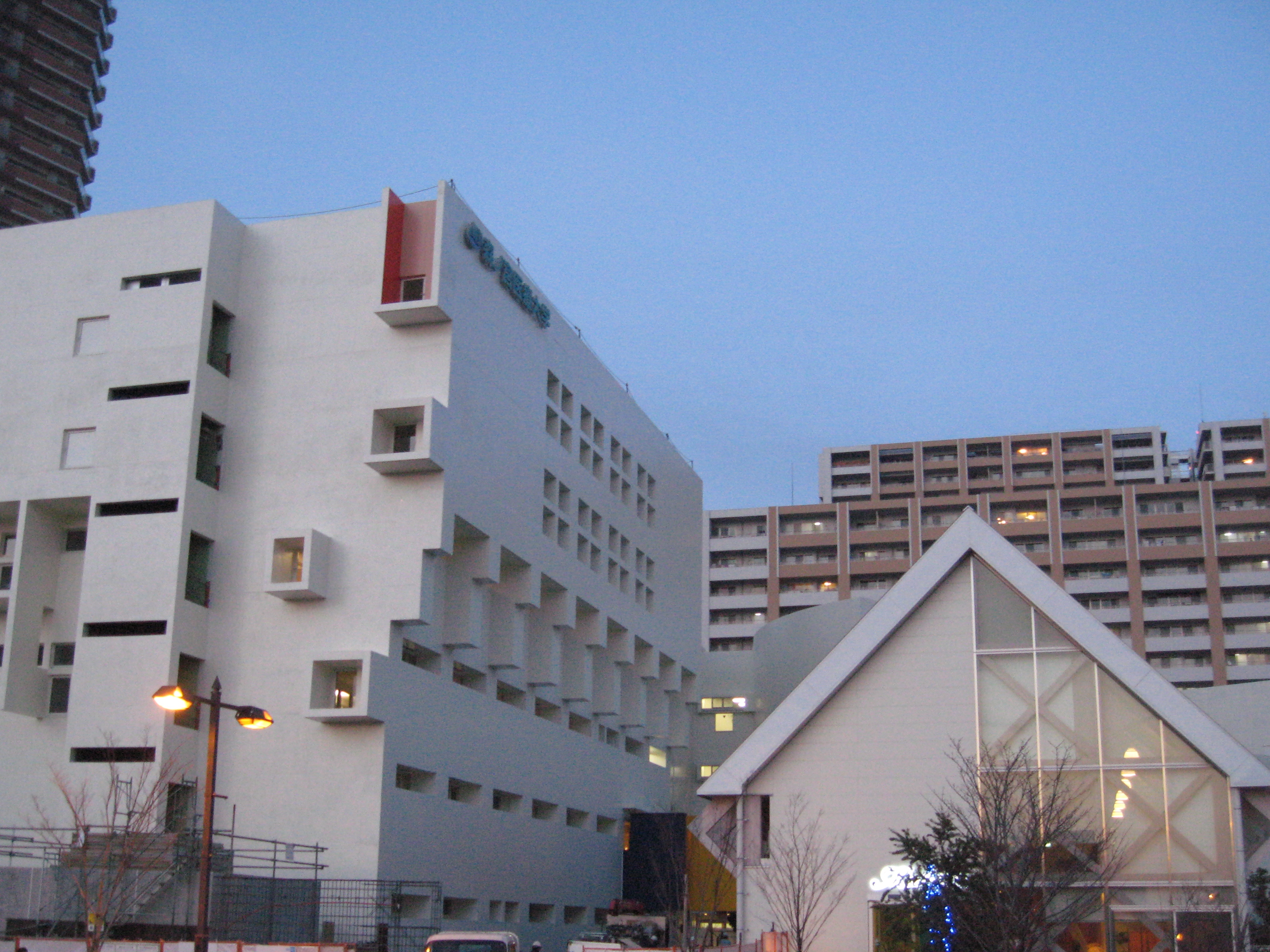 新キャンパス・西棟とメディカフェ（大学食堂） 看護学科１期生はここで学習スタート