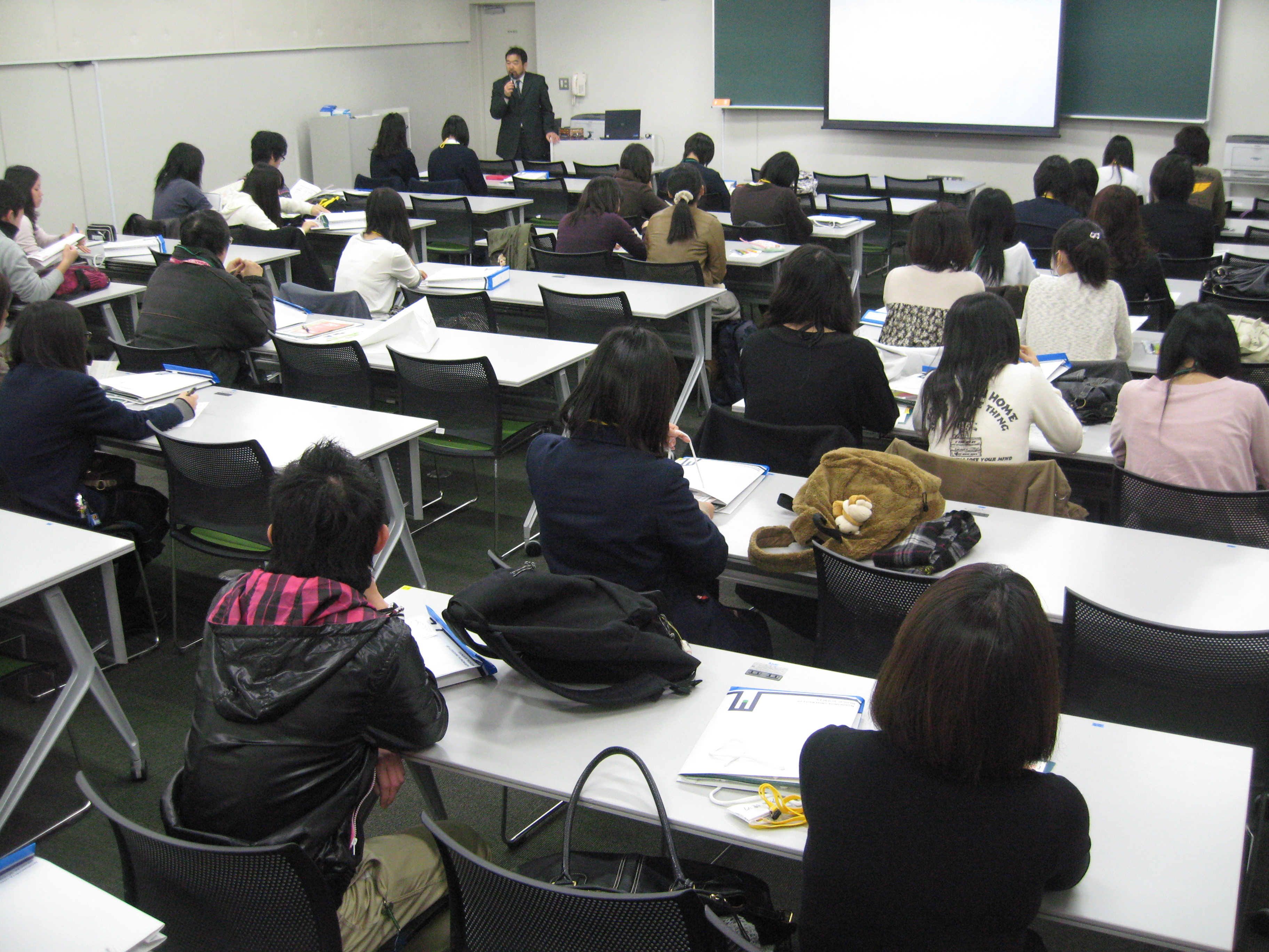 入試ガイダンス＆大学紹介などについて 熱心に聞き入る参加者 