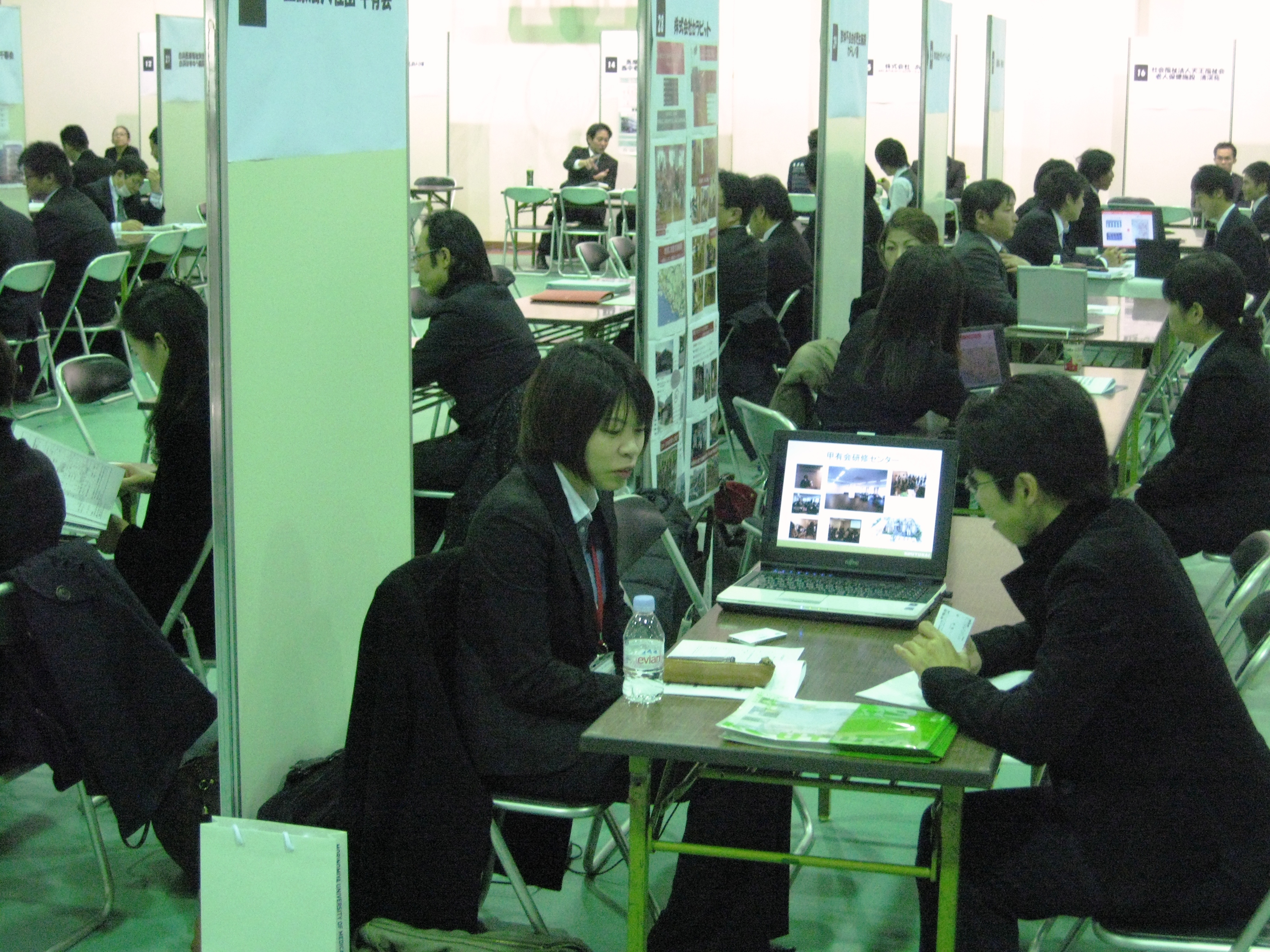 体育館兼講堂は 学内就職説明会場となりいつもと違う雰囲気