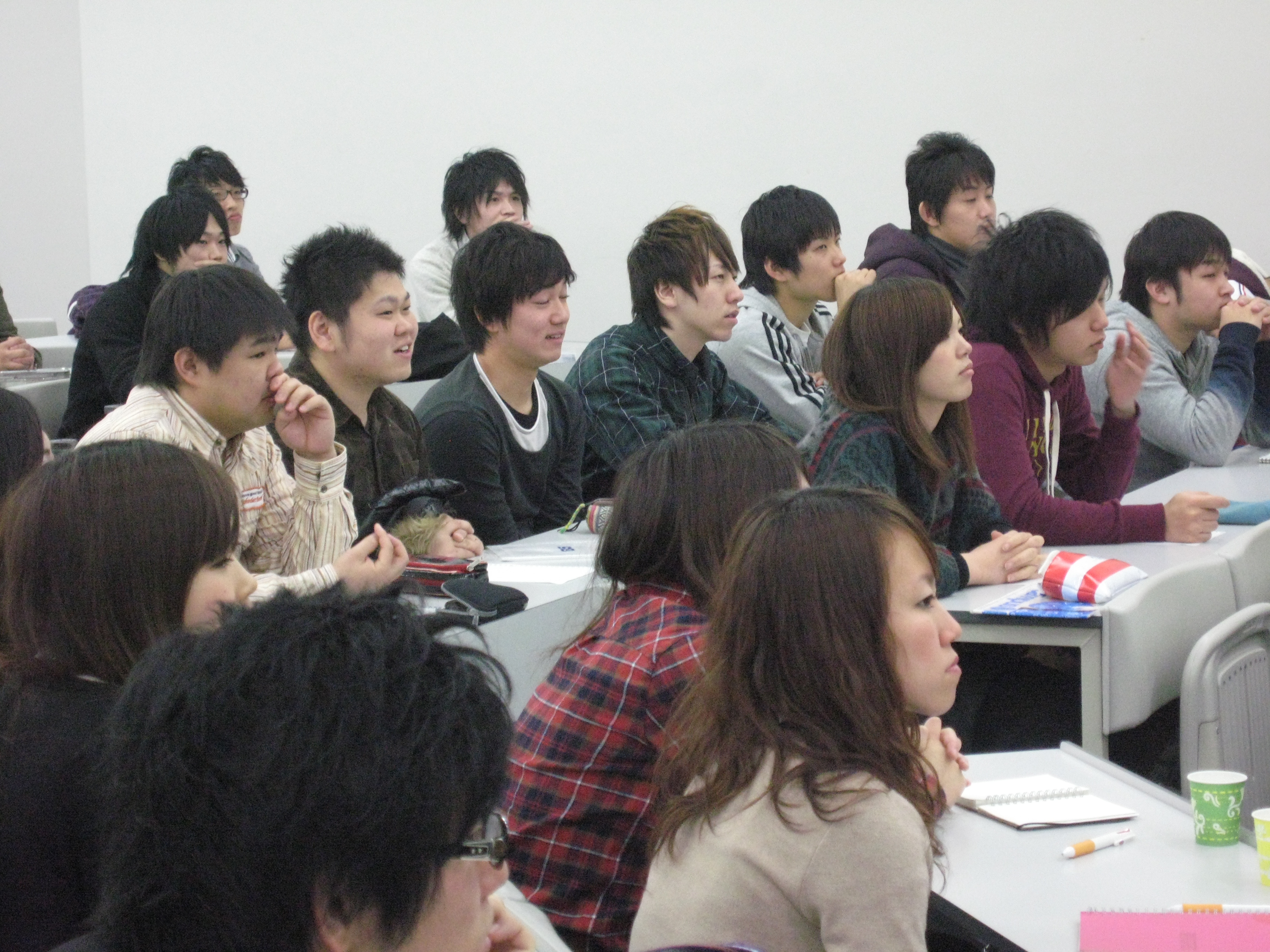 きっかけや進路について熱心に質問をする学生