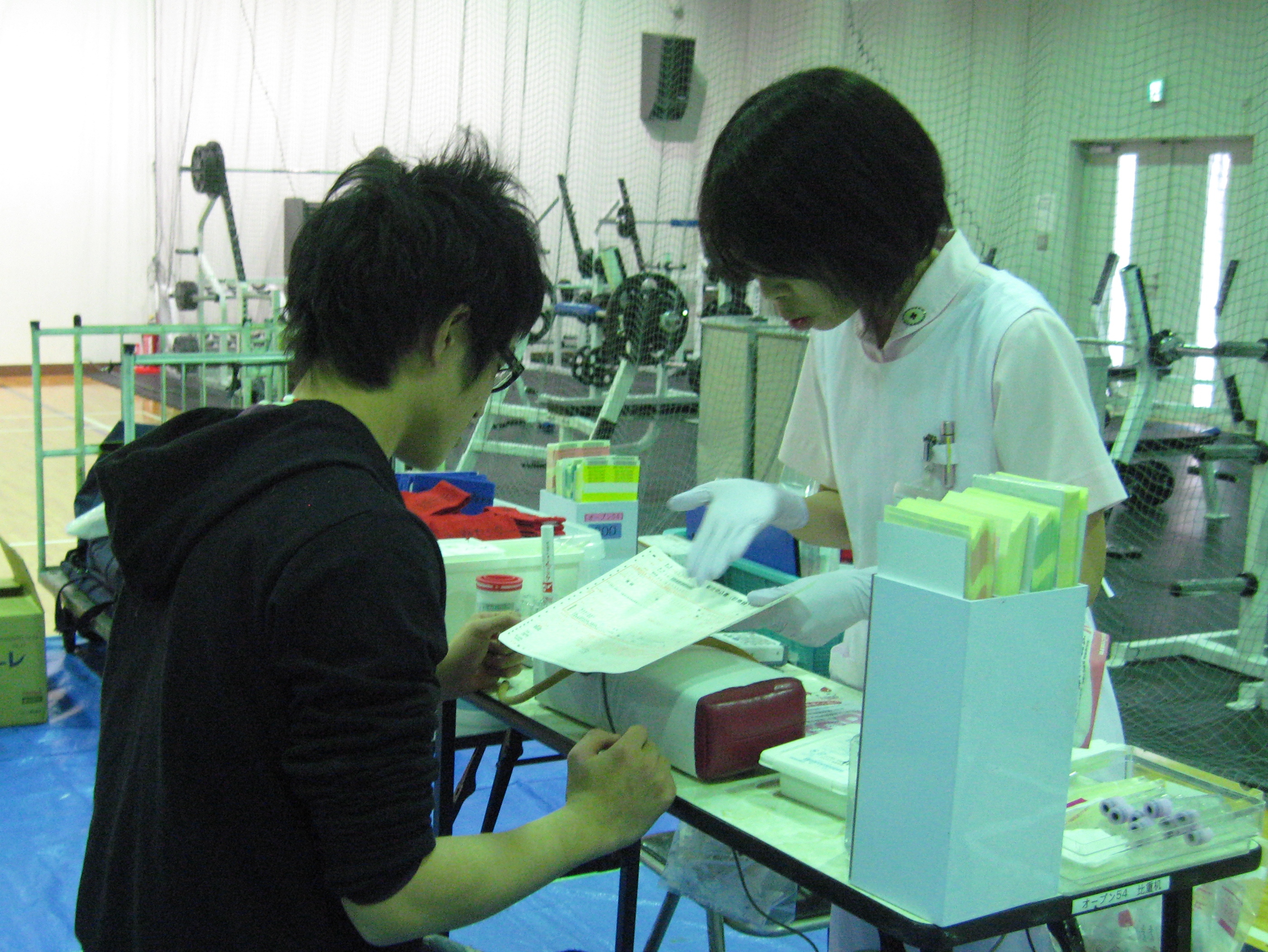 問診中の学生  