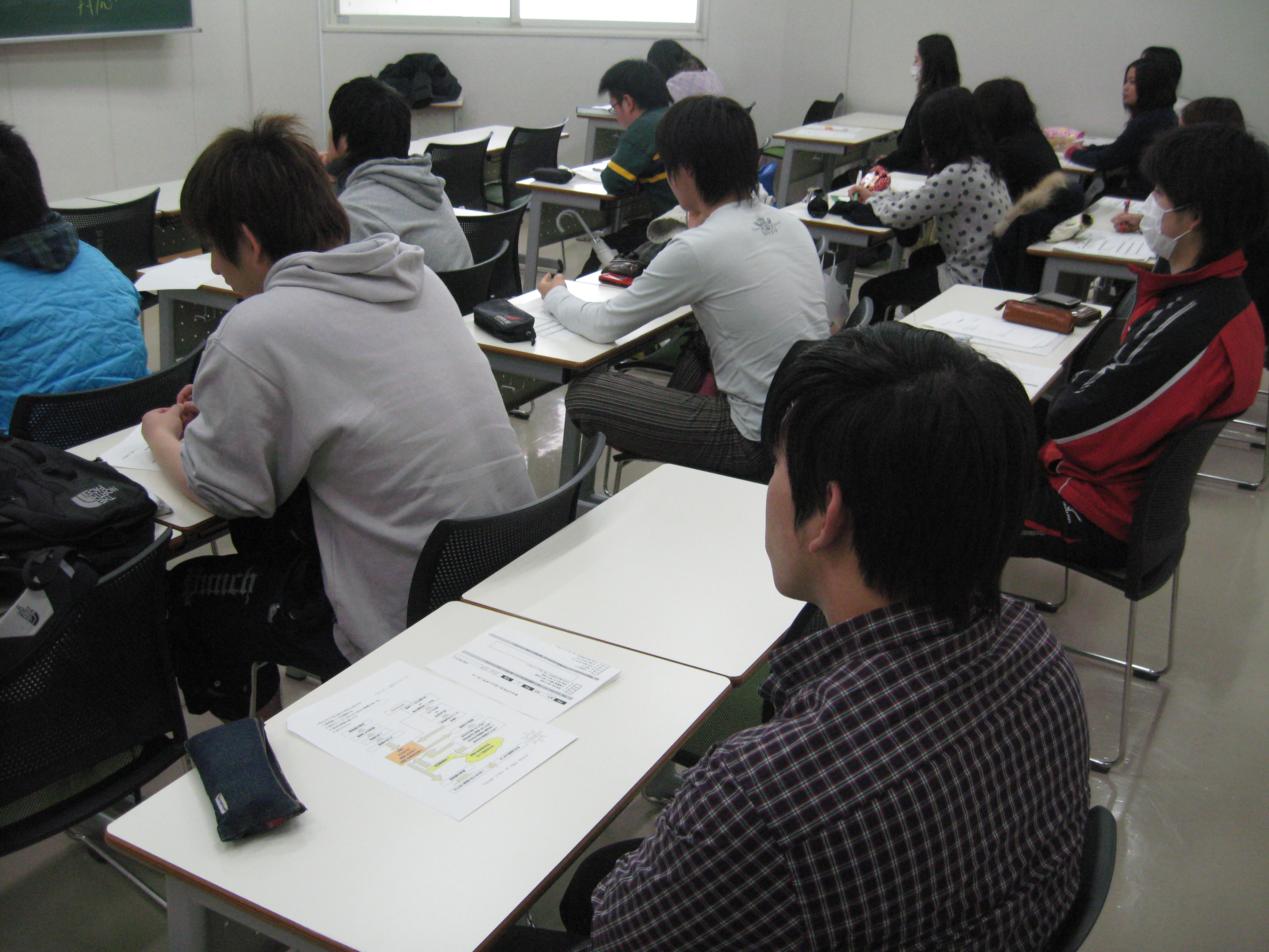 真剣なまなざしの学生  