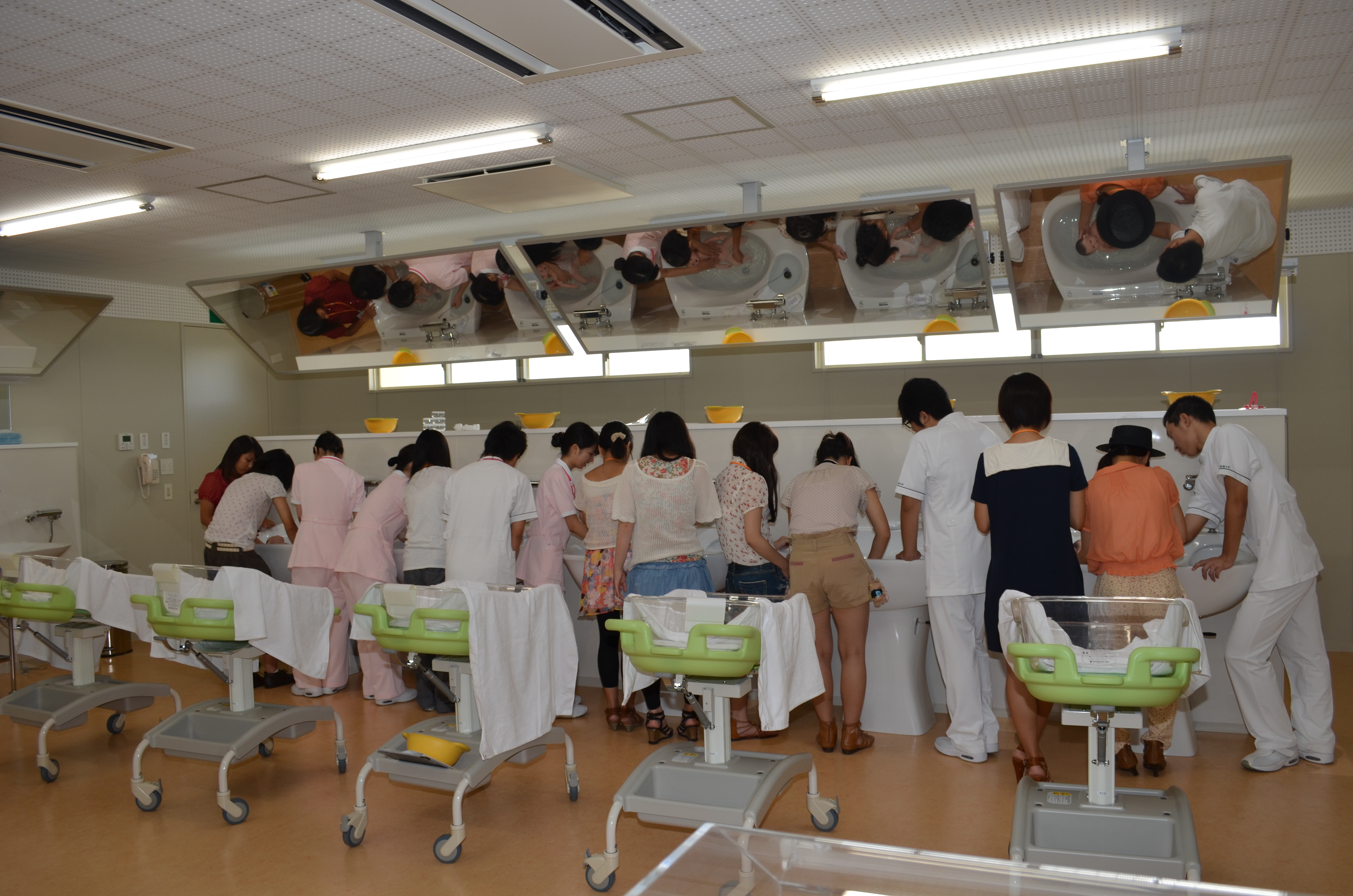 看護学科学生スタッフによる 実技体験