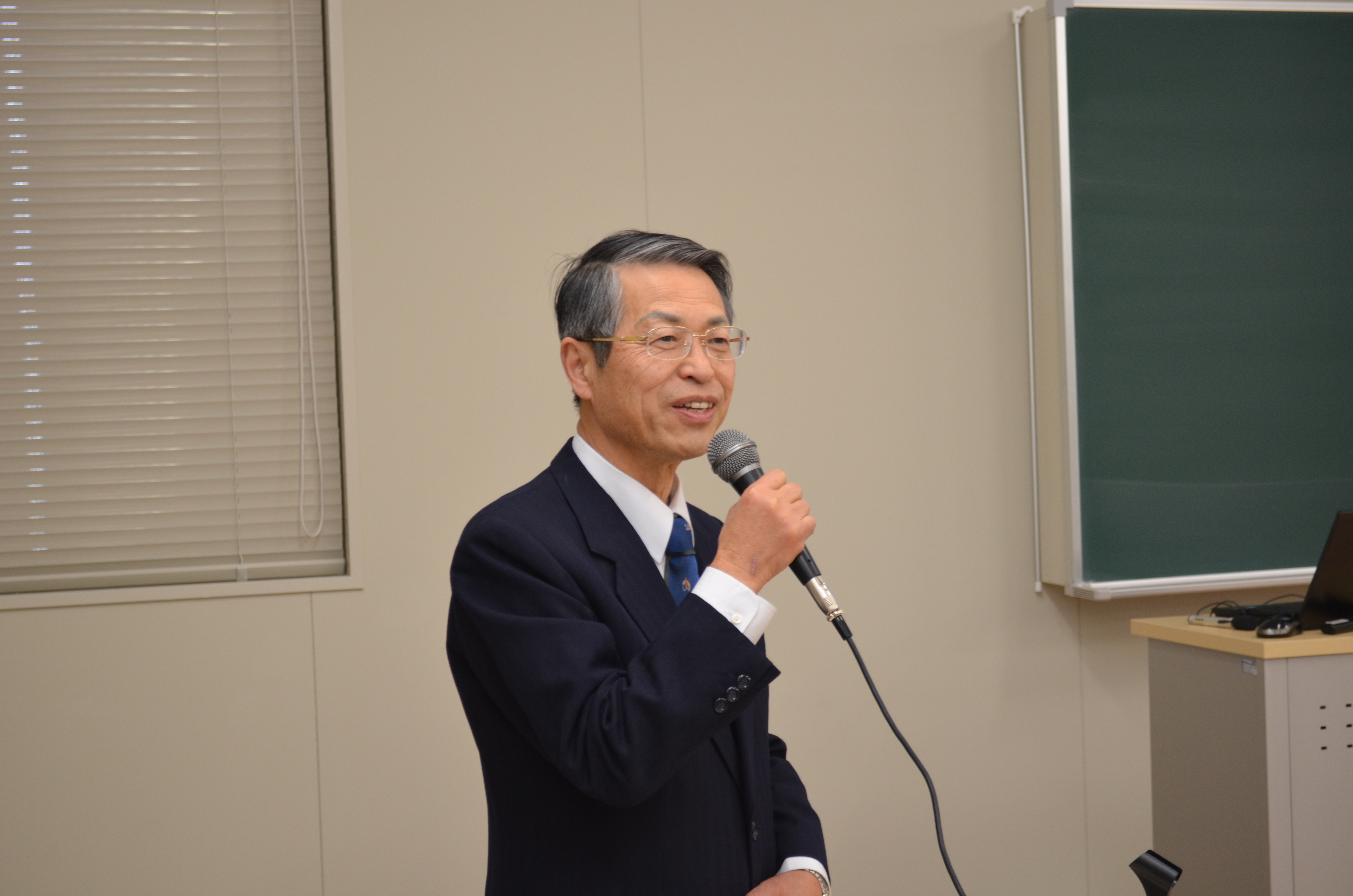 司会を荻原学長が務めました