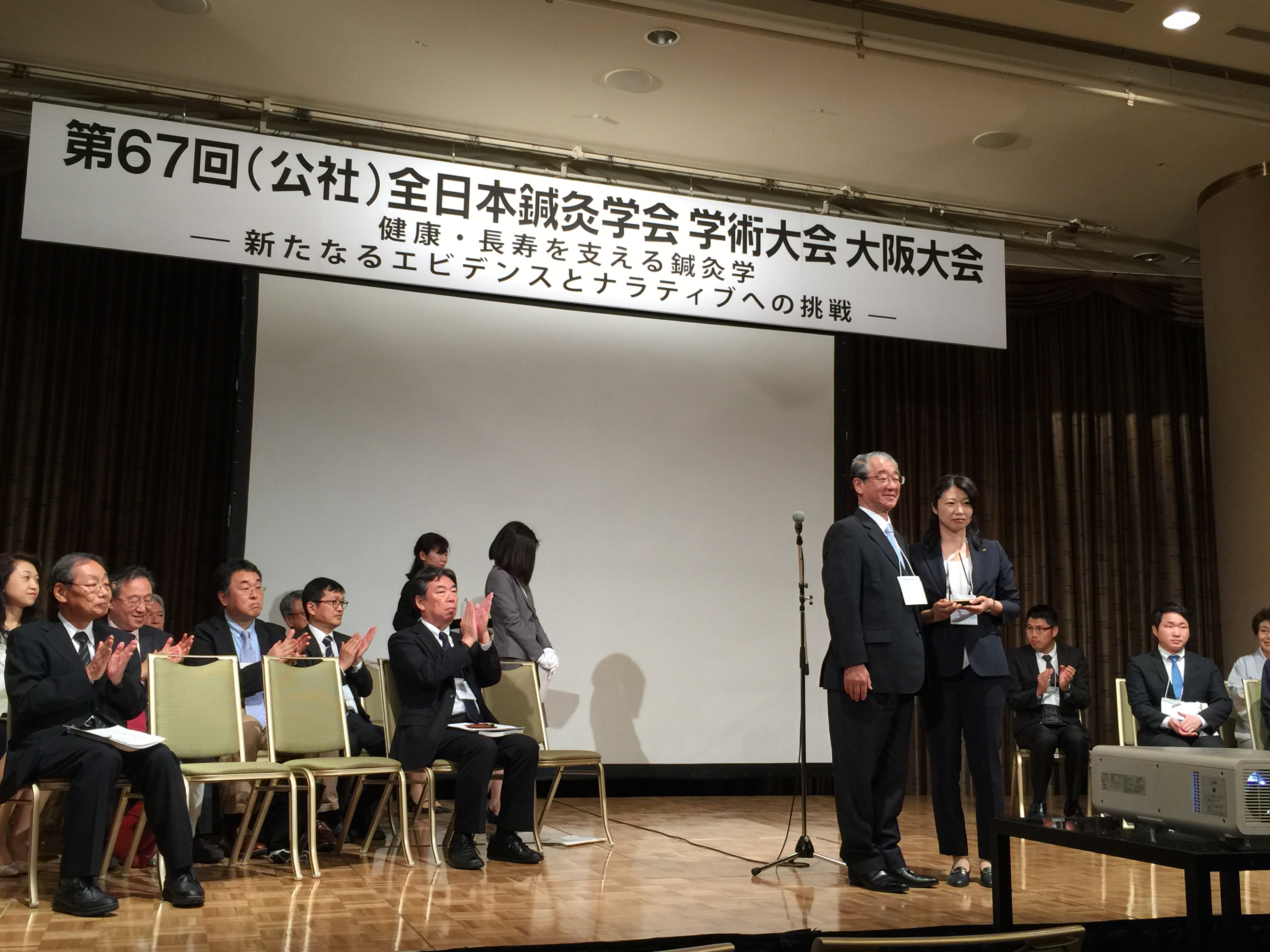 久光正会長から高木賞奨励賞を授与される内野容子氏