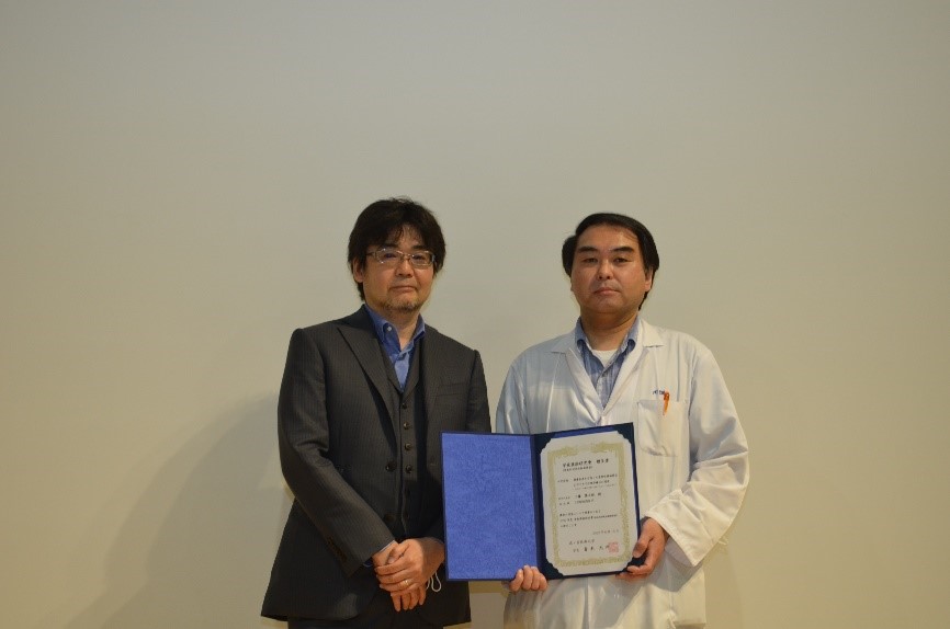 青木元邦学長より研究チームを代表して川畑浩久教授へ学長奨励研究費が贈呈されました。