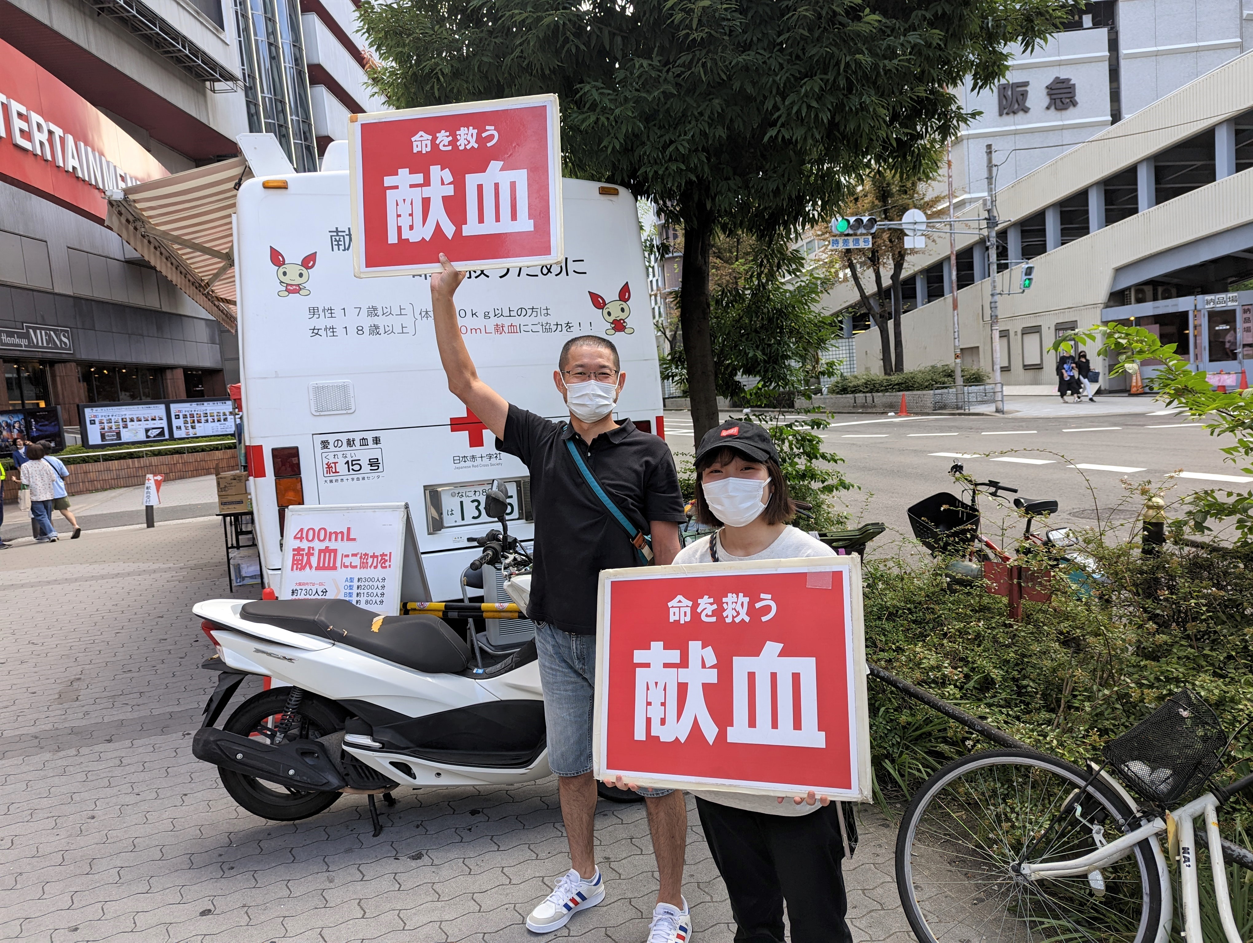 (左)大阪府臨床工学技士会会長　小北克也さま (右)臨床工学科3年　高田詩野さん