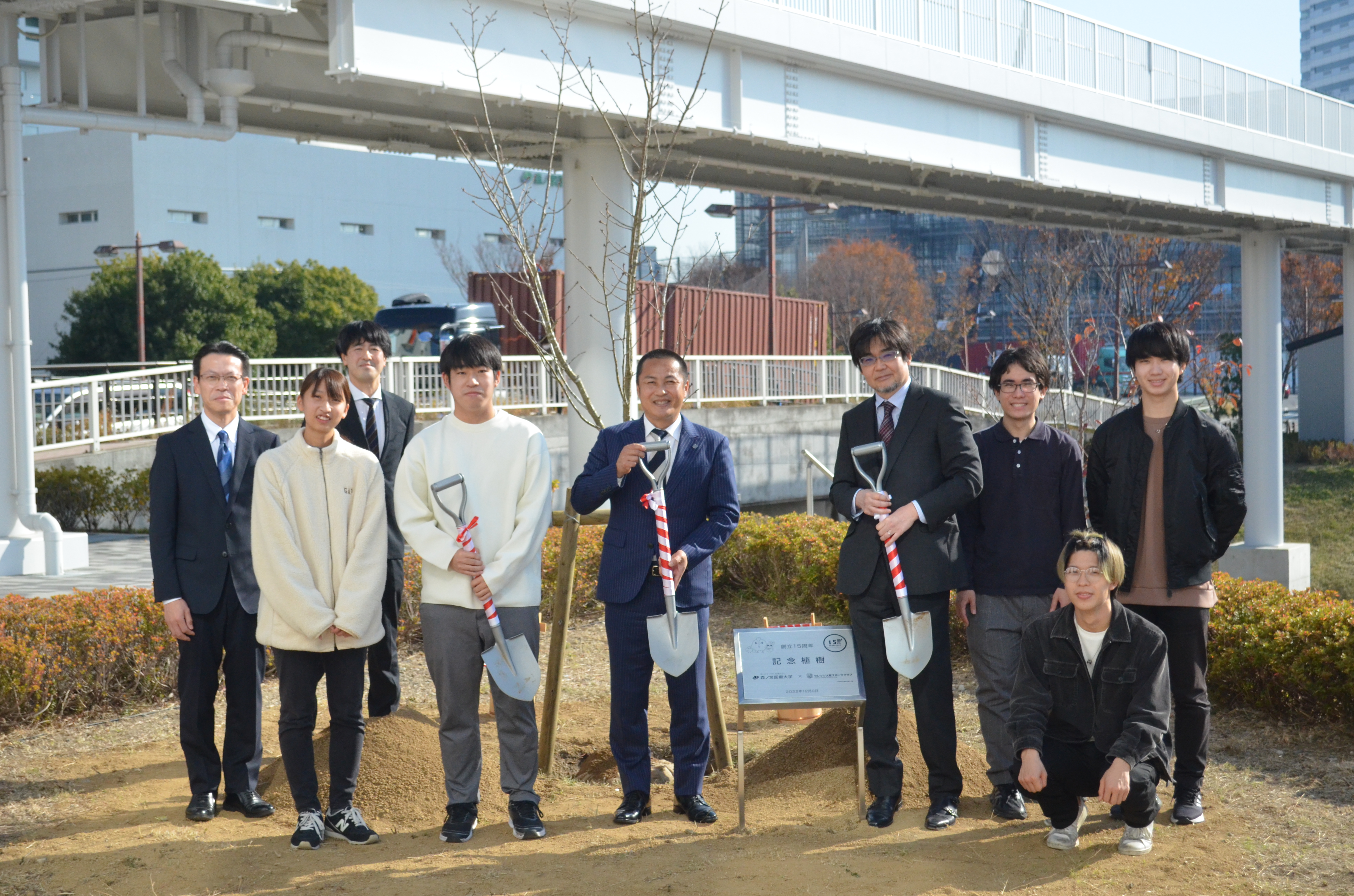 森島社長、青木学長、清水理事長、瀬川事務局長と学生会の皆さん