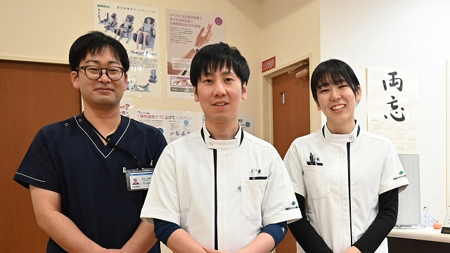 《左》熊田先生（理学療法士）《中央》岩重院長（柔道整復師）《右》赤木先生（柔道整復師）