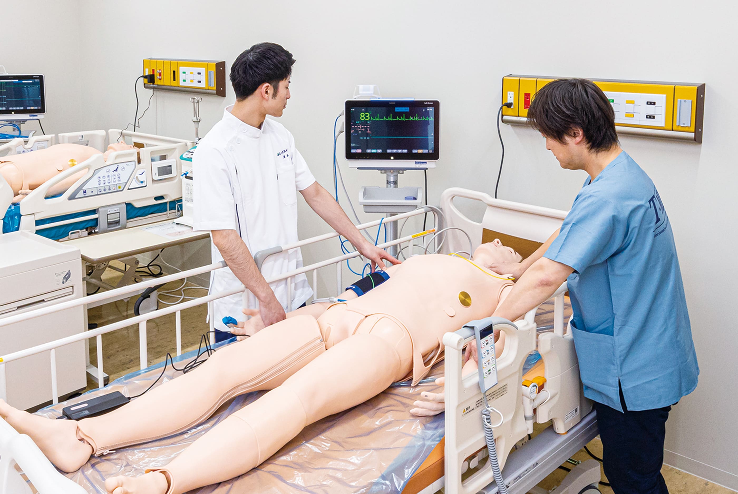 成人患者をリアルに再現した全身シミュレータを用いて実習を受けている様子。