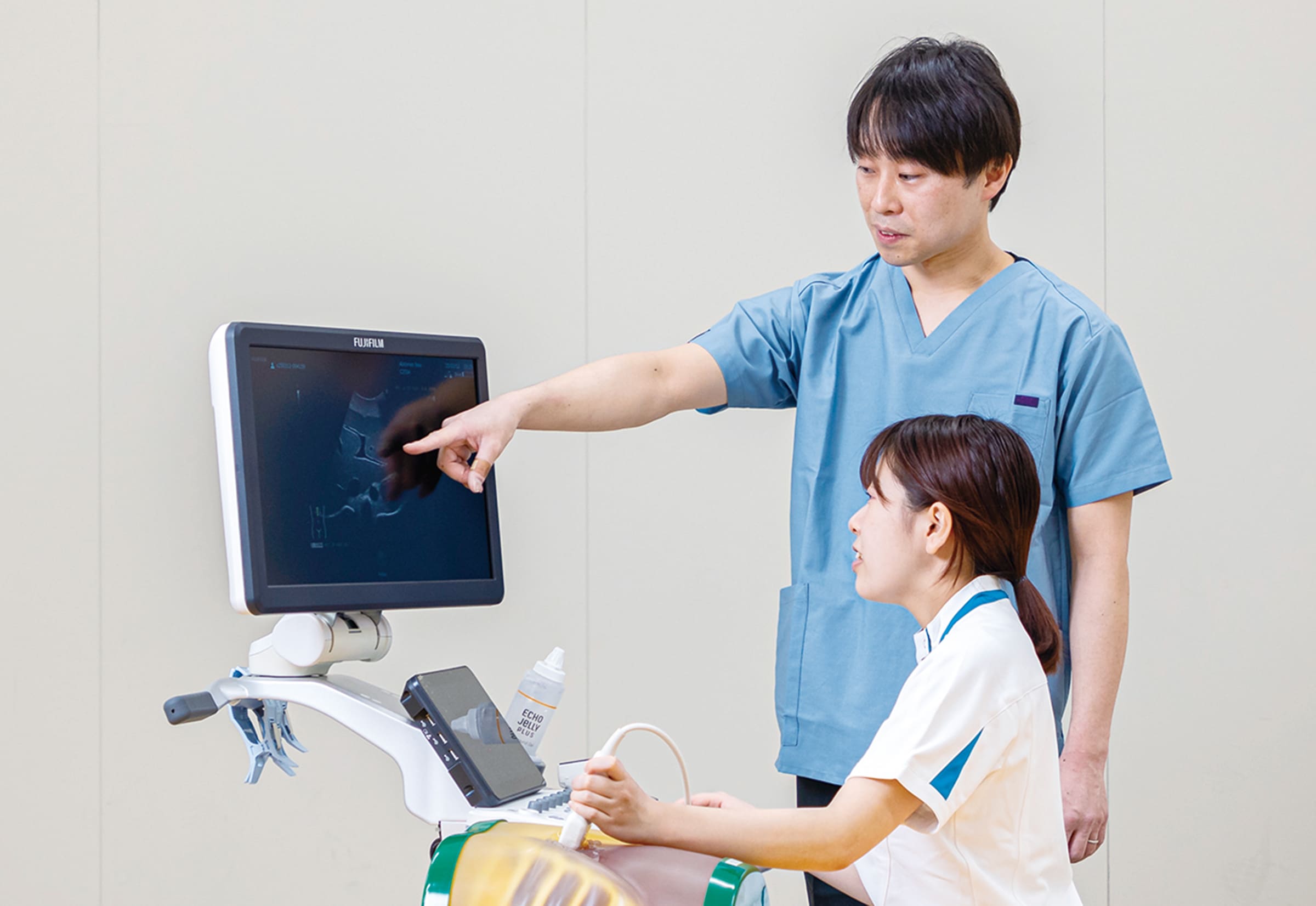超音波診断装置を用いて実習を受けている様子。